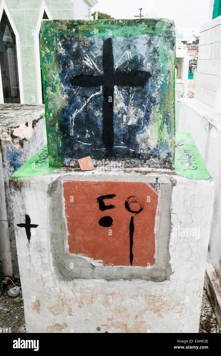 Tombe inhabituelle avec croix peinte et symboles inconnus cimetière Champoton, Champoton, Mexique Banque D'Images