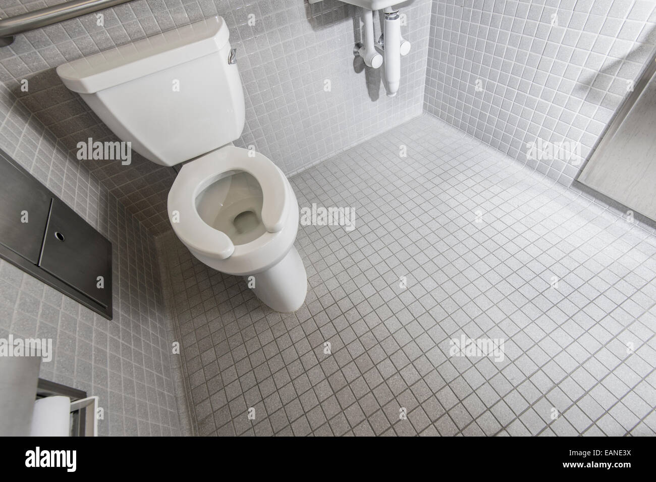Toilettes dans salle de bains publique Banque D'Images