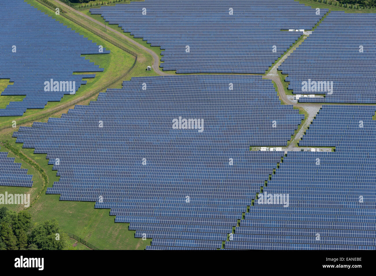 Vue aérienne de la ferme de panneaux solaires Banque D'Images