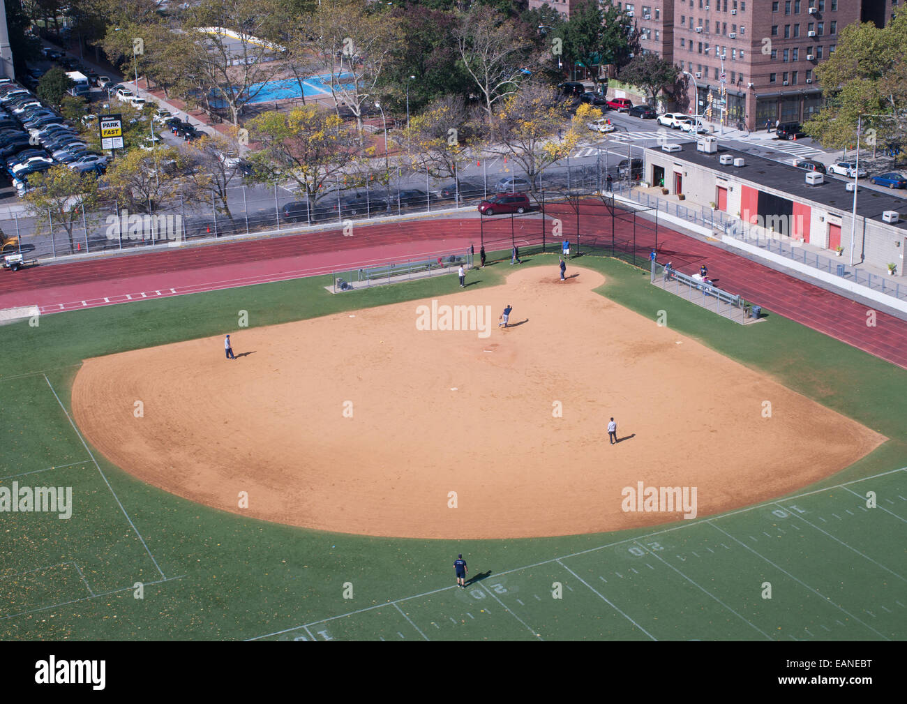 L'entraînement de base-ball à l'Murry Bergtraum Softball vu de pont de Manhattan, New York, USA Banque D'Images