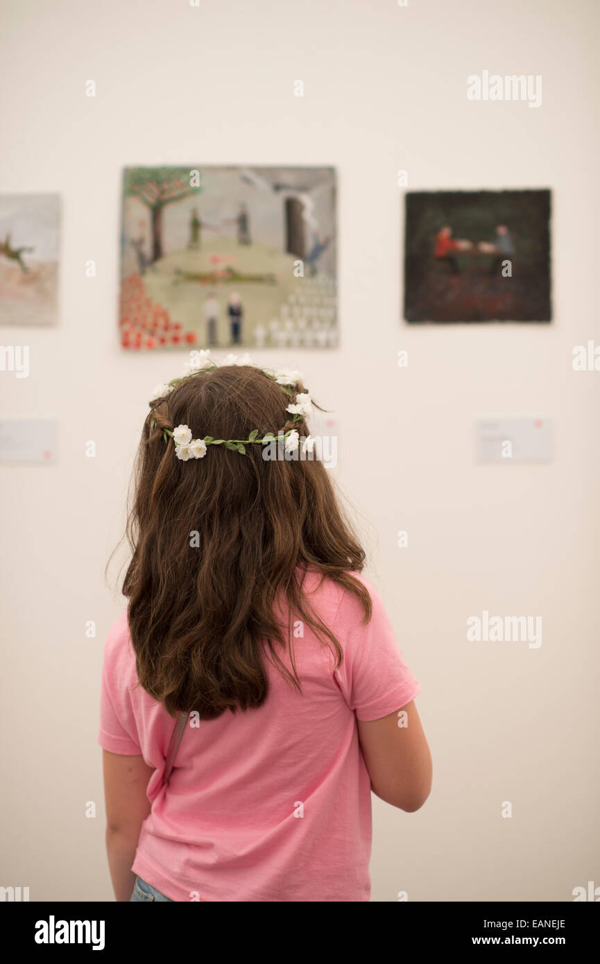 Une jeune fille à la recherche de l'enfant à l'art moderne dans la galerie temporaire l'espace à la lumière au cinéma, Llanelli Août 2014 Banque D'Images