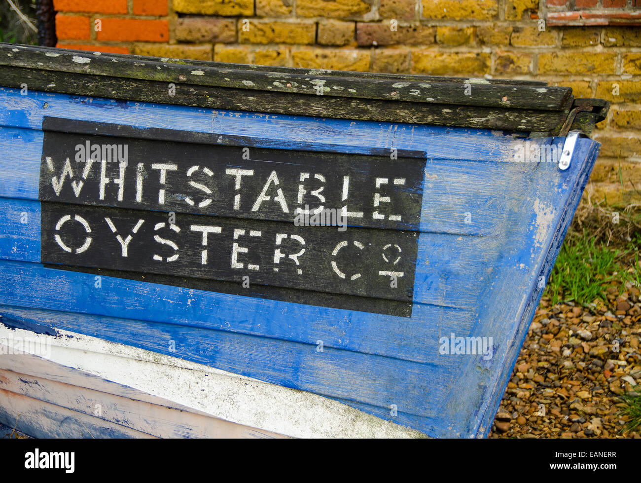 Soupir pour l'Whitstable Oyster Company, peint sur un vieux bateau bleu. Banque D'Images