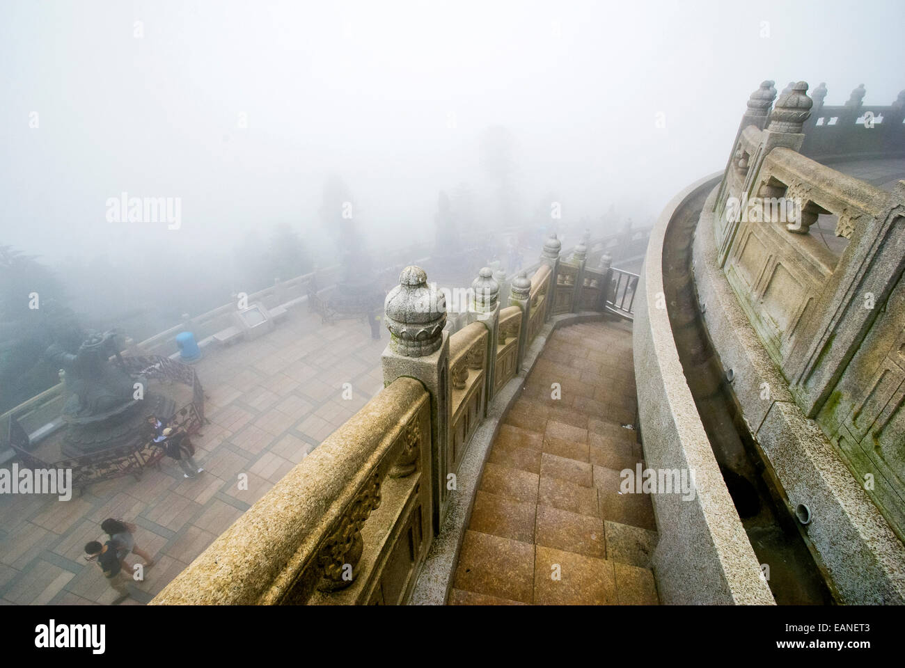 Escaliers de la Big Buddah enveloppée de brouillard. Banque D'Images