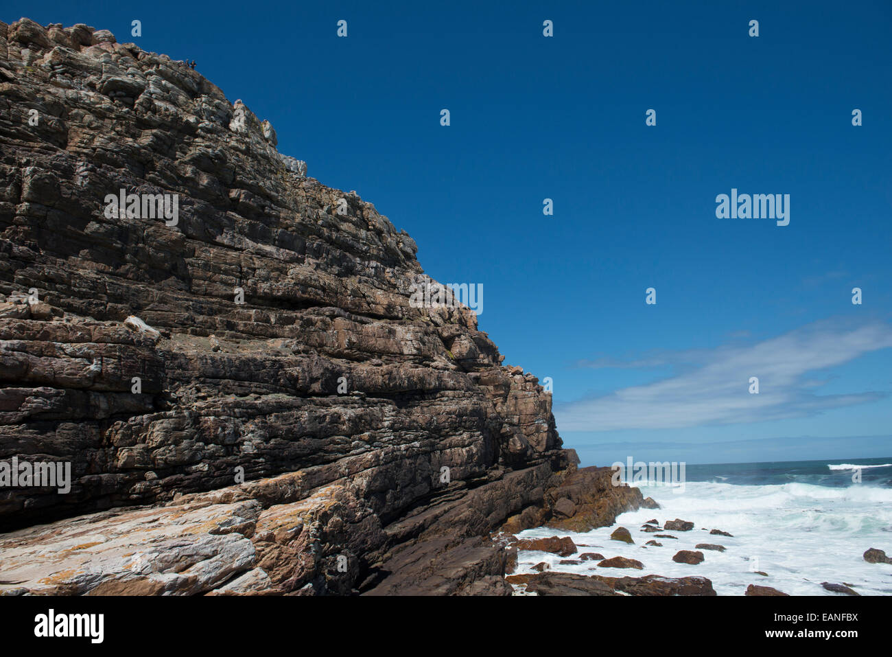 Les touristes en haut de berges rocheuses menant au Cap de Bonne Espérance, Western Cape, Afrique du Sud Banque D'Images