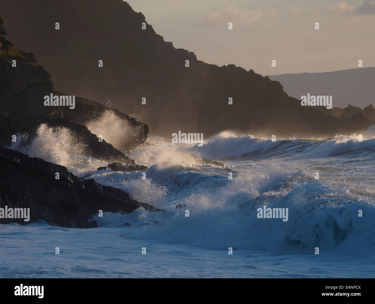 L'hiver, les vagues de tempête Northcott, Bude, Cornwall, UK Banque D'Images