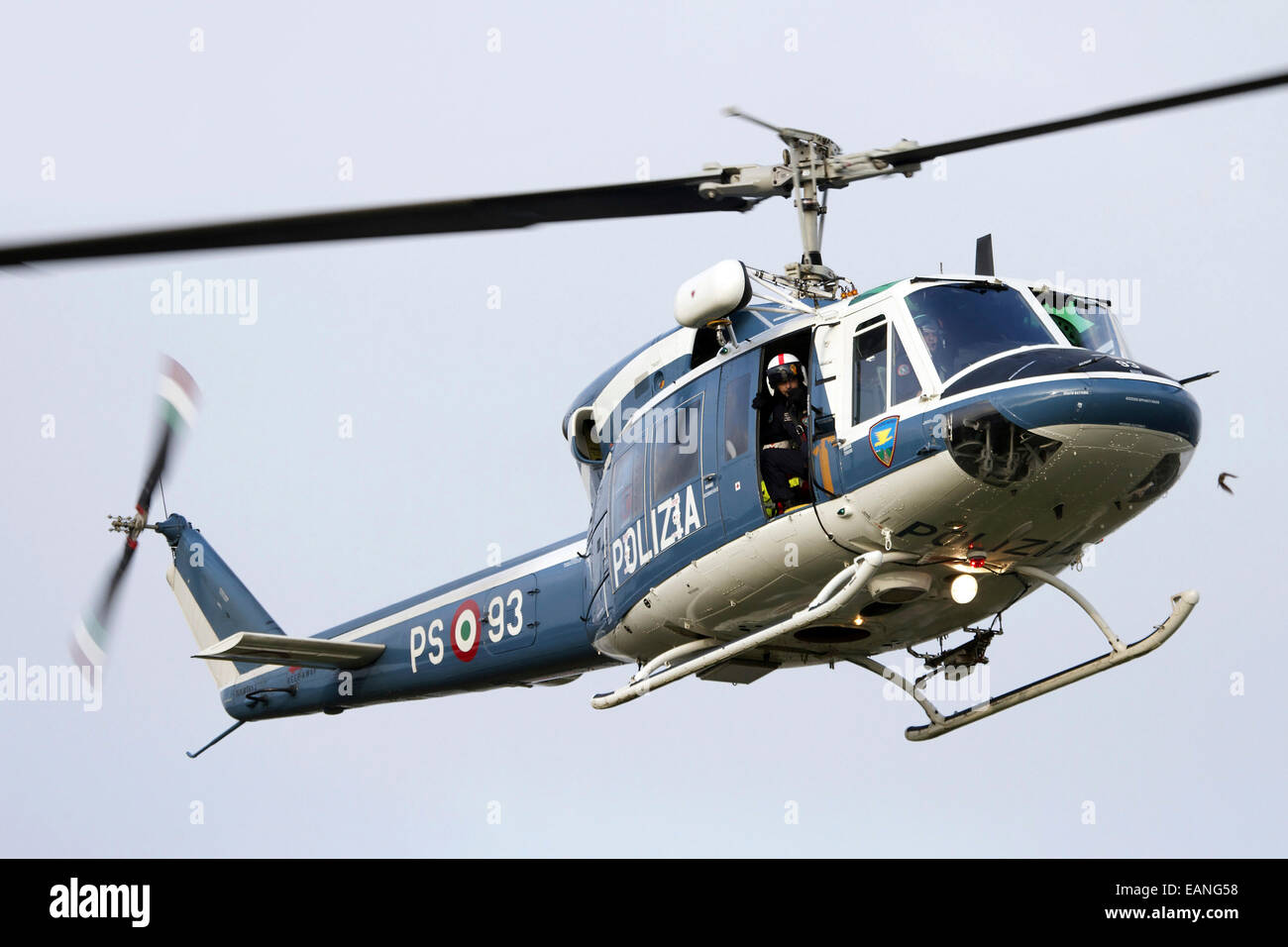 Un Agusta Bell 212 de la Police d'Etat (Polizia di Stato), en vol au dessus de l'Italie. Banque D'Images