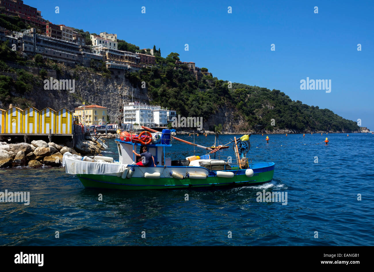 Un bateau de pêche arrivant avec les prises lors de l'historique de Marina Grande à Sorrento. Banque D'Images