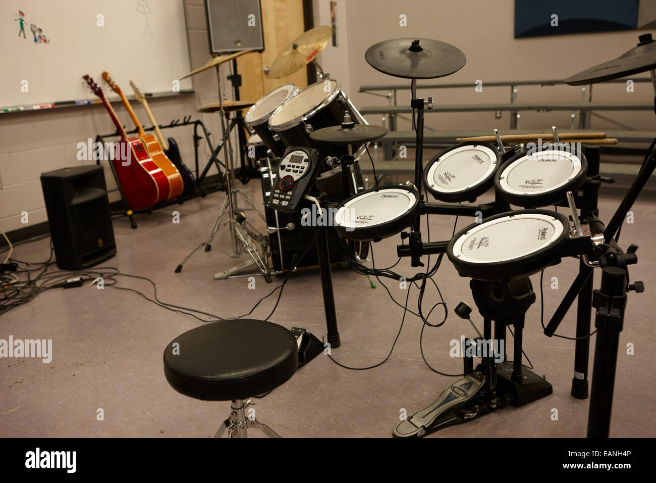 Kit de batterie acoustique et électronique dans une salle de formation de musique Banque D'Images