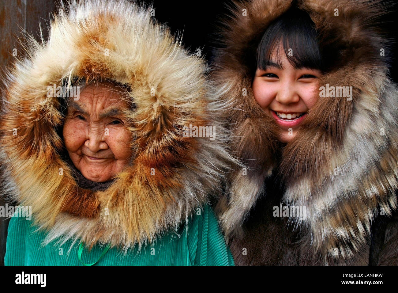 Portrait d'une grand-mère et petite-fille Yup'ik près du village de  Kwethluk, Alaska Photo Stock - Alamy
