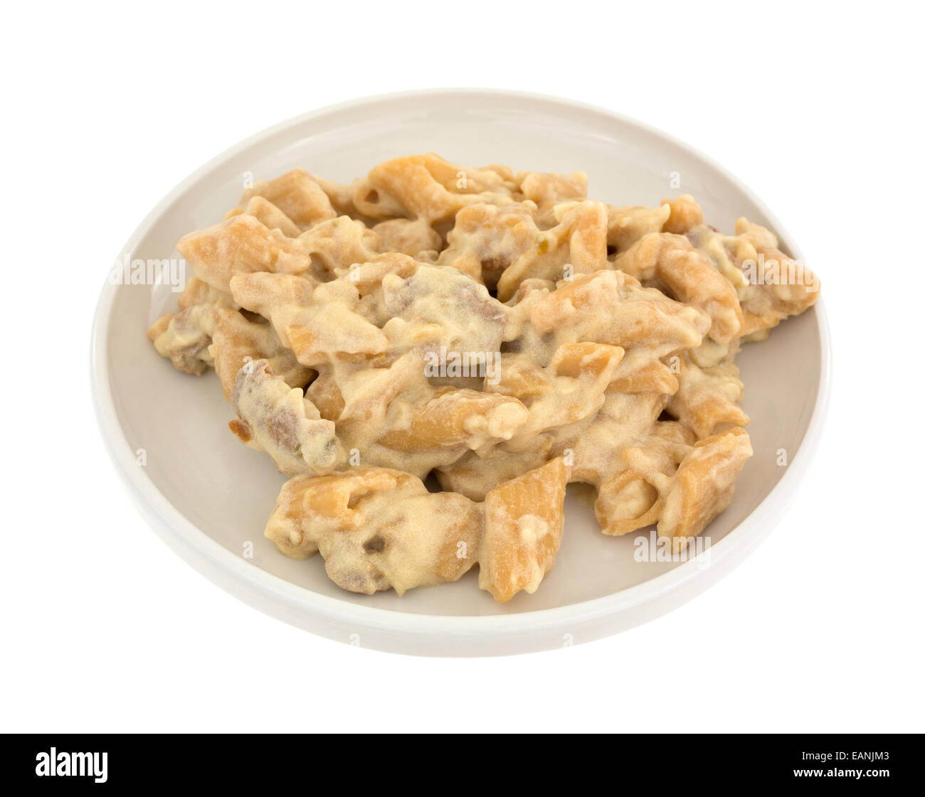 Une petite assiette de poulet sur les pâtes avec une sauce au piment d'épaisseur sur une plaque sur un fond blanc. Banque D'Images