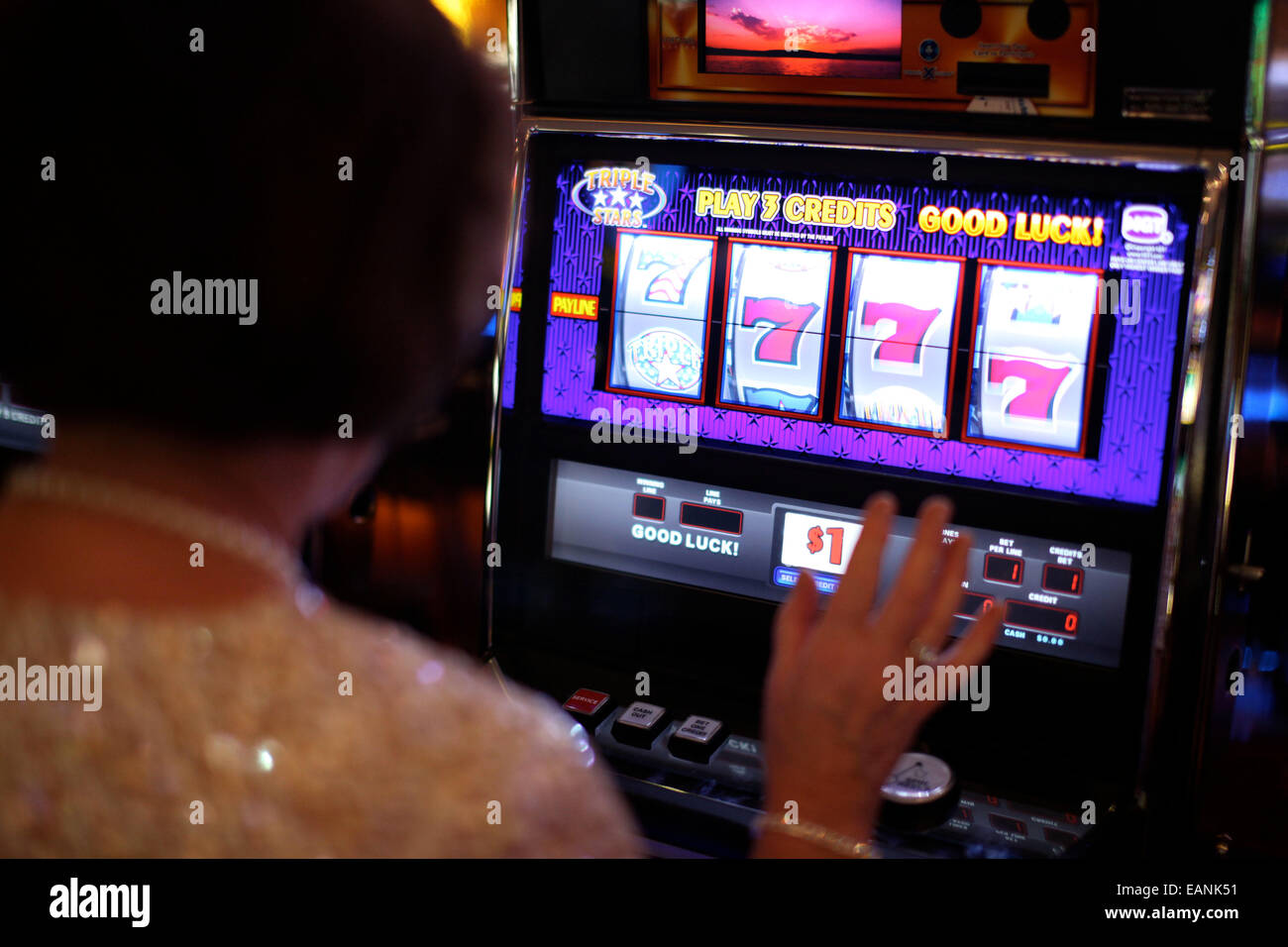 Une vue générale d'une femme jouant sur une machine à sous dans un bateau de croisière casino. 13/12/2010. Banque D'Images