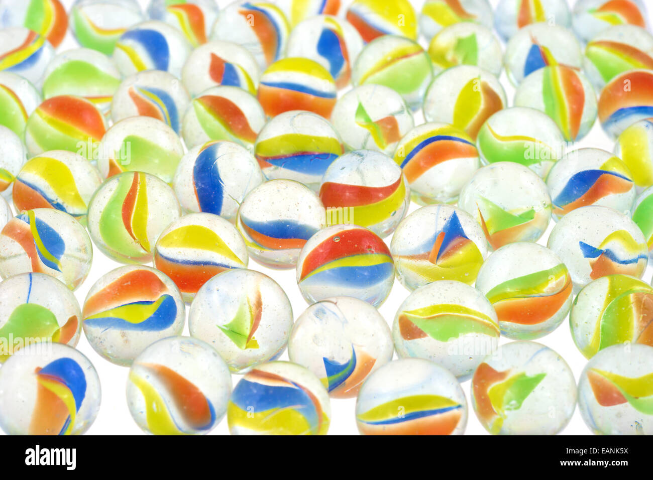Un groupe de billes de verre sur une surface lumineux blanc. Banque D'Images