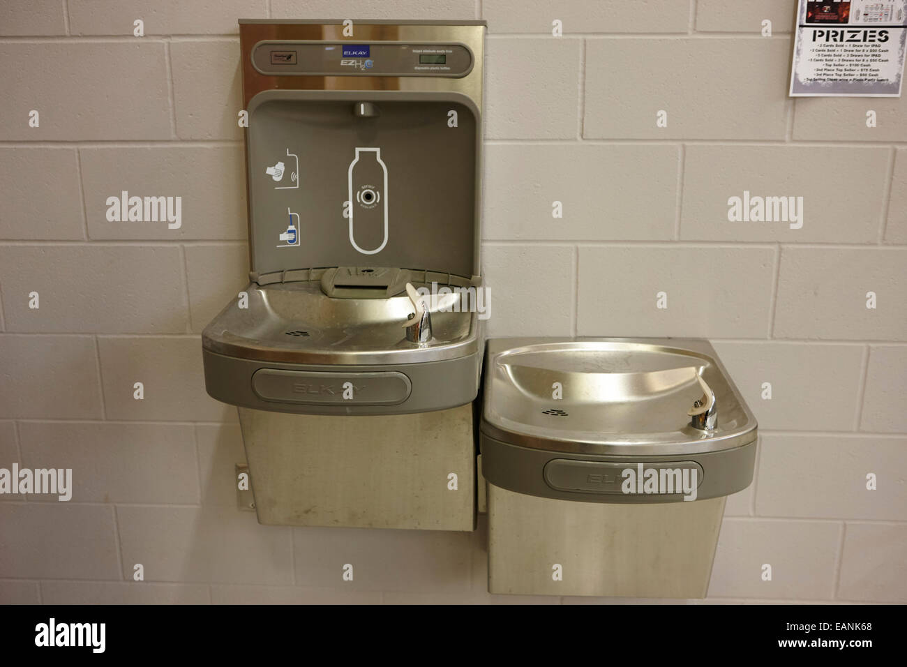 Fontaine d'eau de l'école secondaire de l'eau potable et l'emplacement de remplissage de bouteilles Banque D'Images