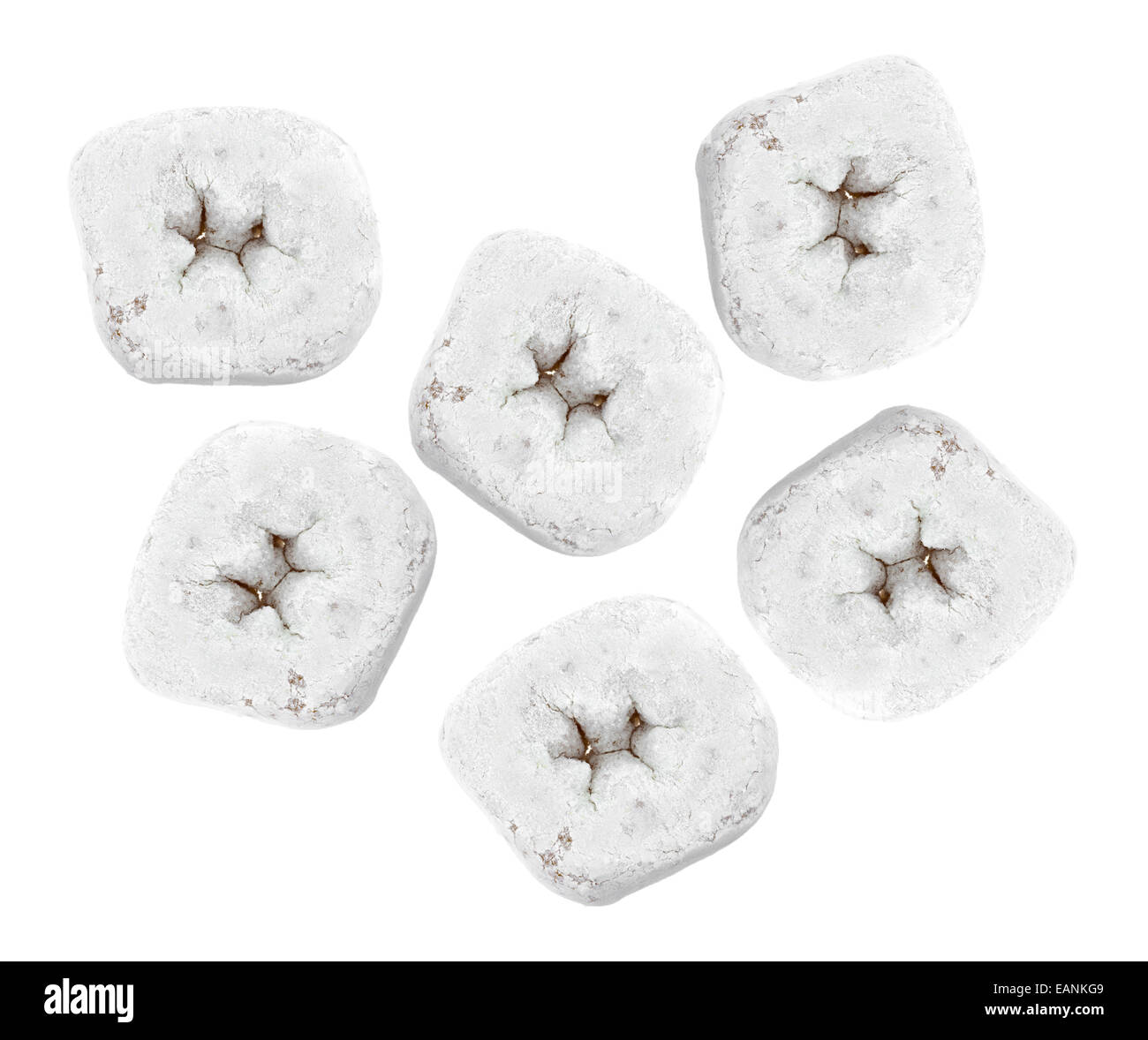 Un groupe de sucre blanc en poudre donuts isolé sur un fond blanc. Banque D'Images