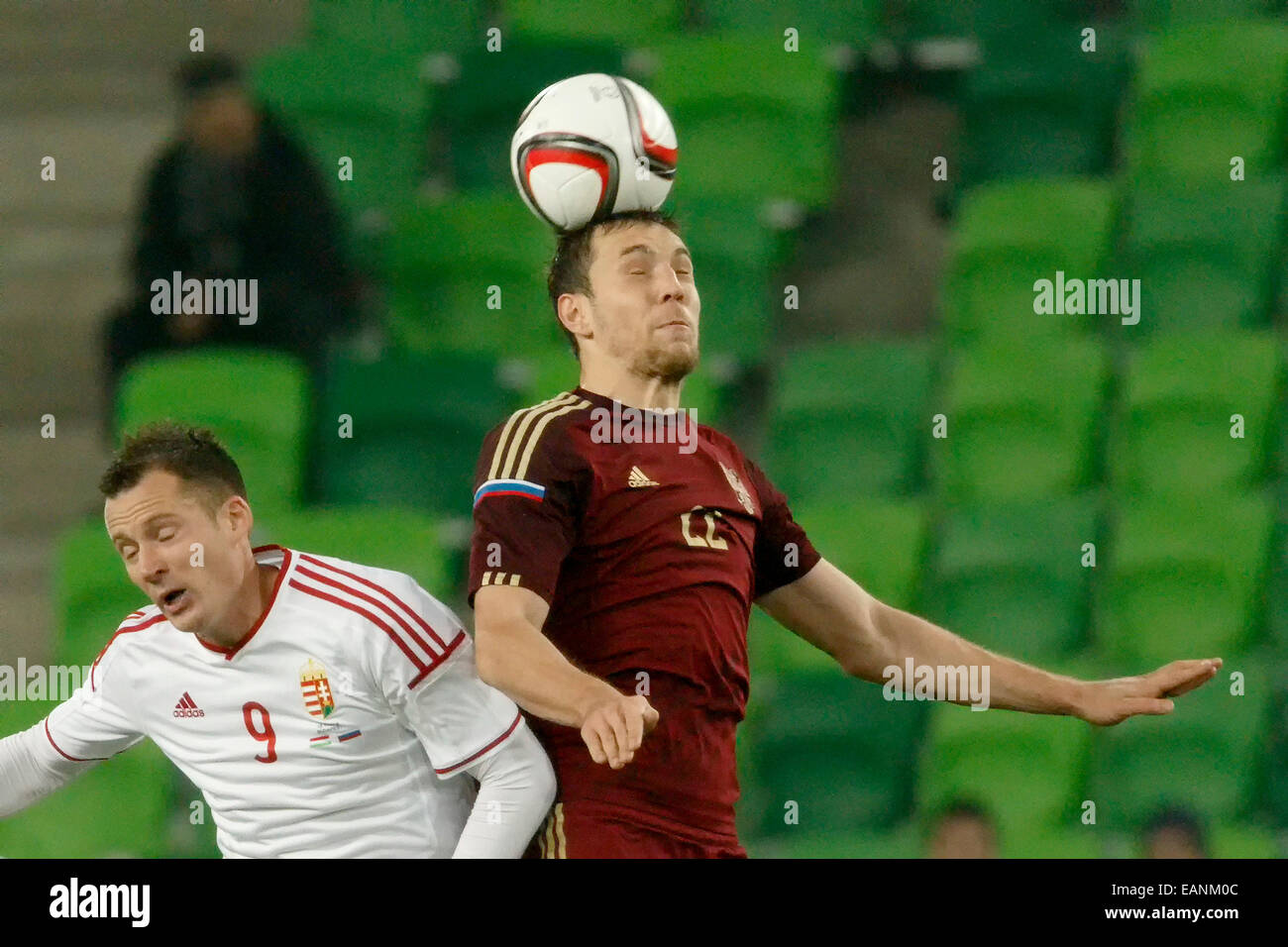 Budapest, Hongrie. 18 novembre, 2014. À côté de Daniel Tozser Hunagrian(l) le russe Artem Dzyuba chefs la balle au cours de Hongrie contre la Russie football match amical à Groupama Arena le 18 novembre 2014 à Budapest, Hongrie. Credit : Laszlo Szirtesi/Alamy Live News Banque D'Images