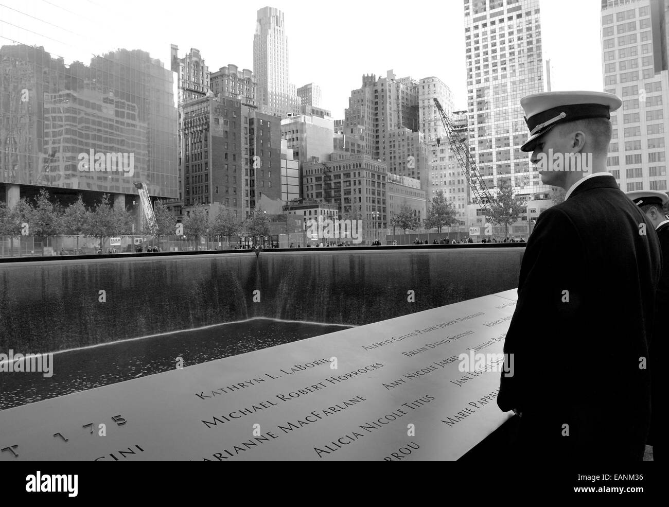 Un militaire s'arrête sur le Ground Zero mémorial pour se souvenir de ceux qui ont été tués dans les attaques terroristes du 11 septembre. NYC. 19/11/2011 Banque D'Images
