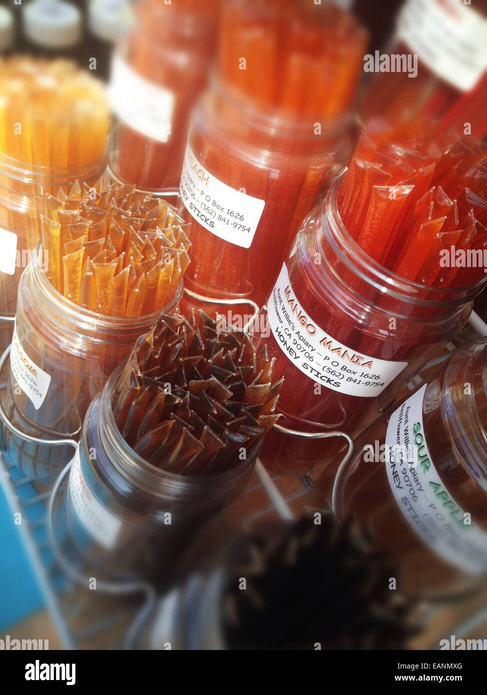 Bâtonnets de miel dans un bocal en verre à Farmers Market studio city CA Banque D'Images