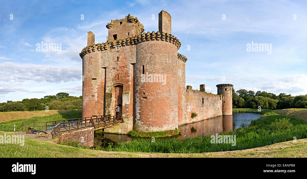 Château de Caerlaverock par une belle journée ensoleillée d'une scène idyllique dans la région de Dumfries et Galloway, près de la frontière écossaise. Banque D'Images