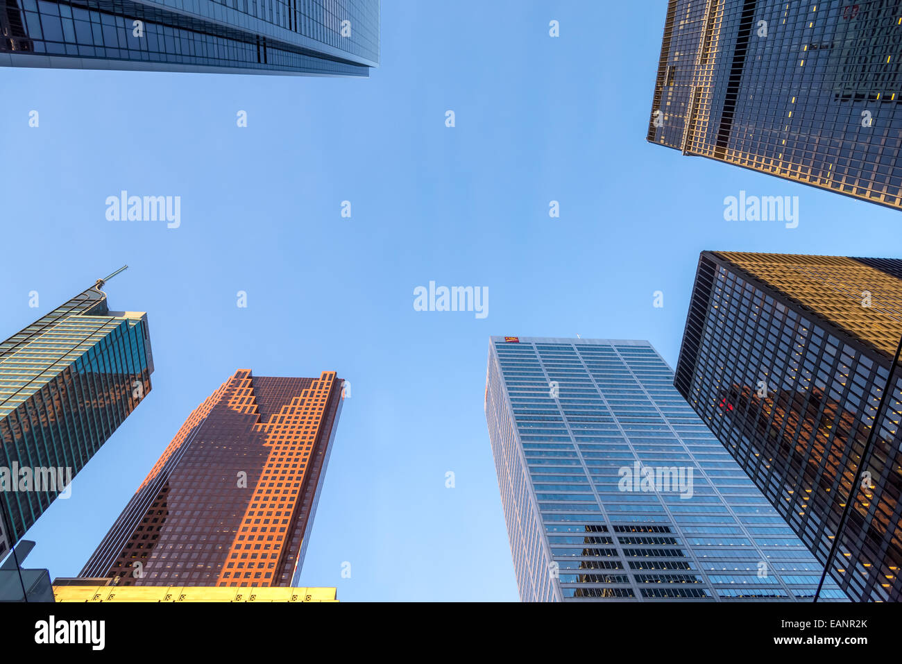 À la recherche d'un divers bâtiments dans le quartier financier du centre-ville de Toronto (Ontario) Canada. Banque D'Images