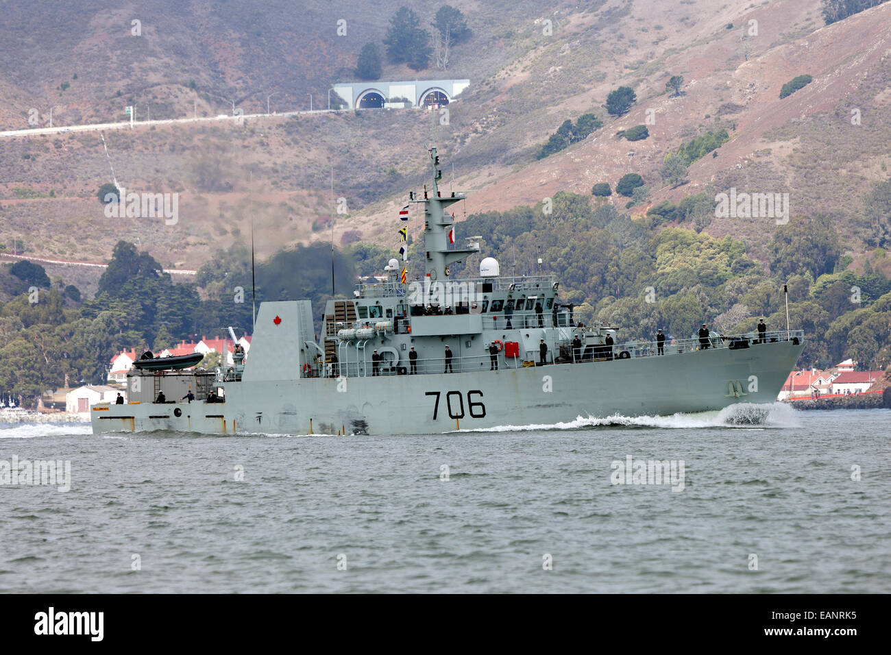 La Marine canadienne de la classe KINGSTON Navire de patrouille NCSM Yellowknife (MM 706) entre dans la baie de San Francisco en octobre 2014. Banque D'Images