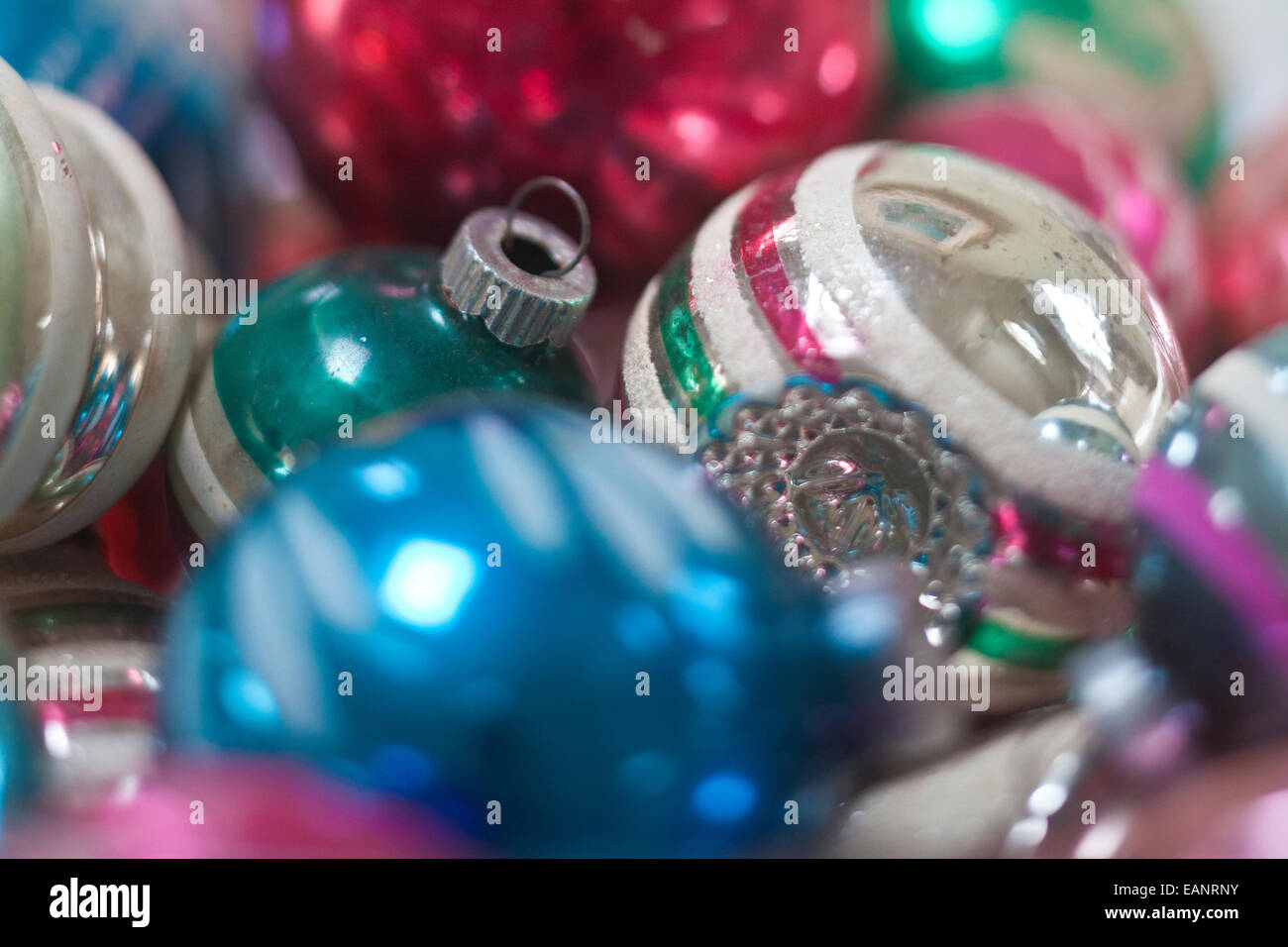 Close up of collection de meubles anciens ornements de Noël en verre peint permet une composition colorée Banque D'Images