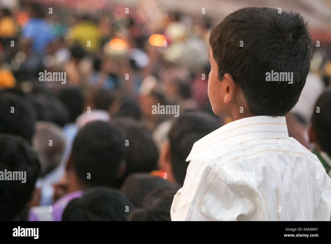 Un garçon regarde une parade au-dessus de la foule Banque D'Images
