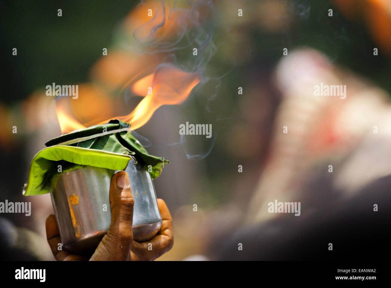 Une offre de flamme est offert à une fête hindoue au Tamil Nadu, Inde. Banque D'Images