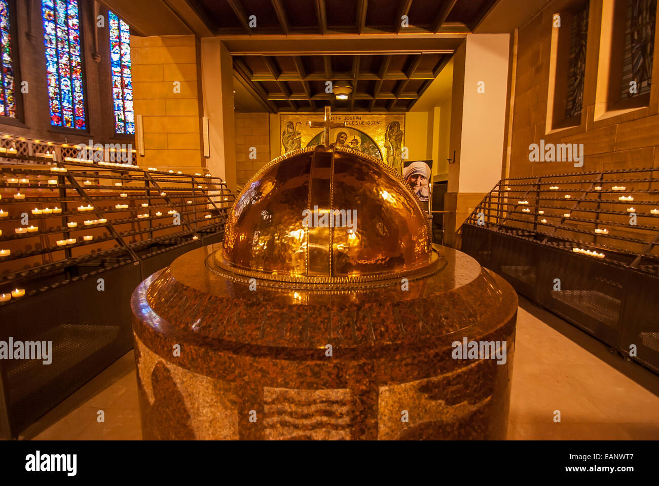 Nun qui se cache derrière un dôme doré à l'intérieur de la cathédrale Notre-Dame. Banque D'Images