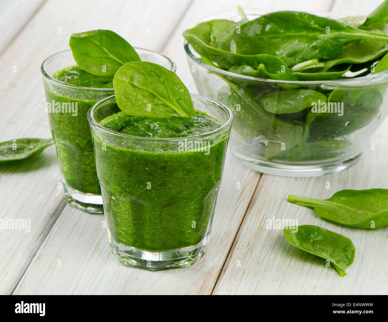 Smoothie vert sain avec les épinards. Selective focus Banque D'Images