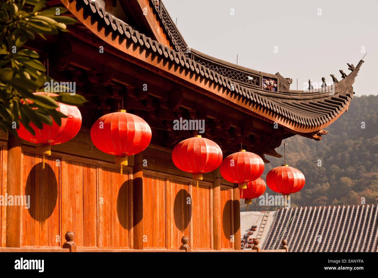 Lanternes rouge accroché sur le toit de Temple Faxi, Hangzhou, Chine Banque D'Images
