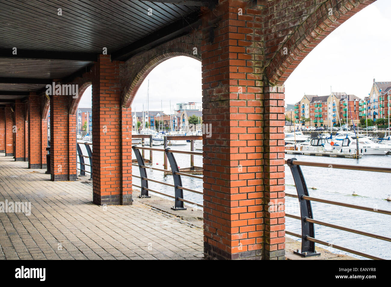 Sous les arches, surplombant le port de plaisance de Swansea avec des bateaux posés sur l'eau Banque D'Images