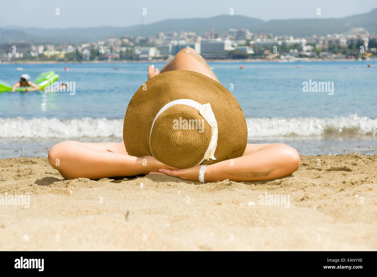 Jolie jeune femme robe pois vue vallée paysage - Photo