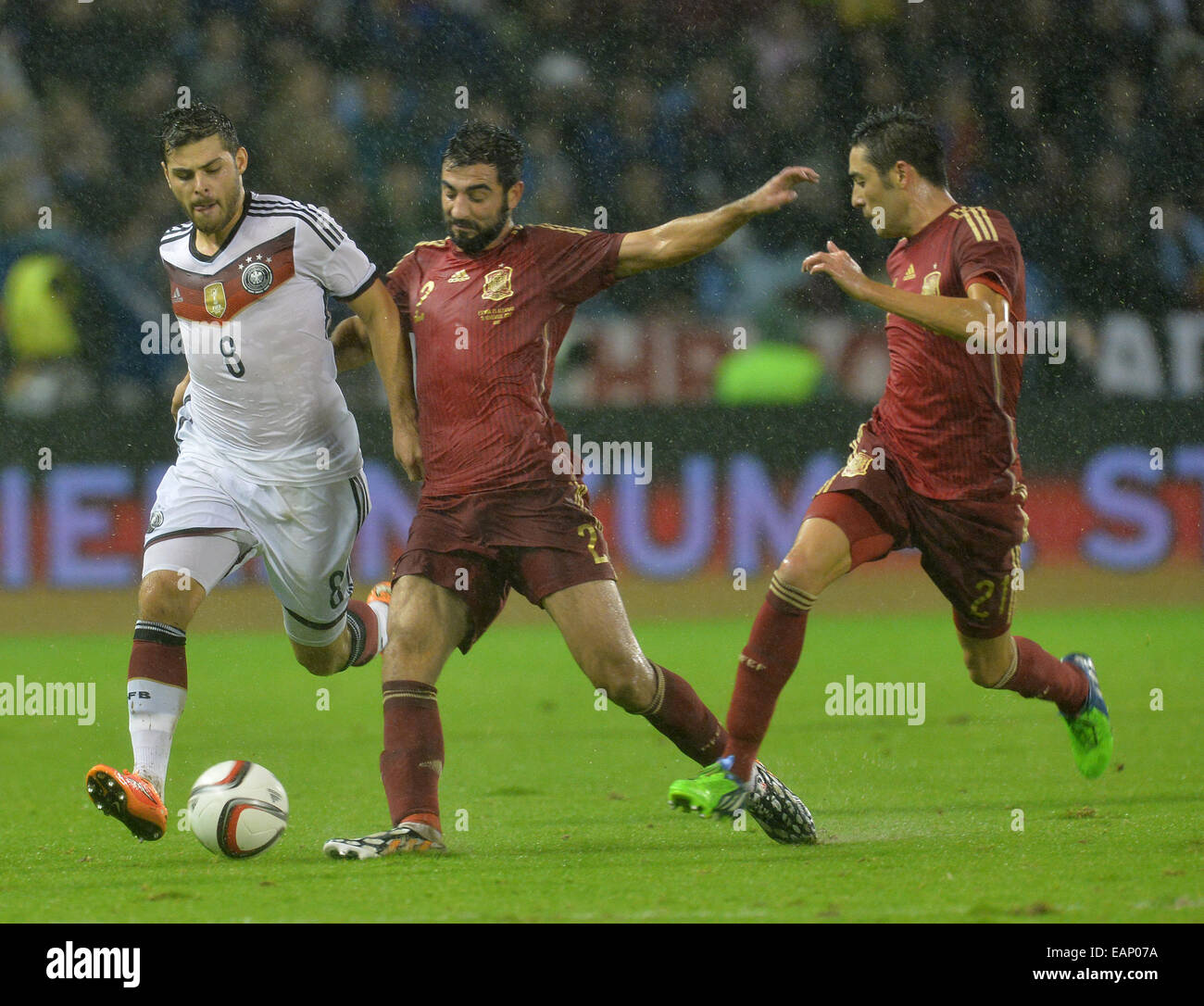 Vigo, Espagne. 18 Nov, 2014. L'Allemagne Kevin Volland (L), l'Espagnol Raul Albiol a et Bruno Soriano rivalisent pour la balle durant le match amical de football Espagne - Allemagne au stade Balaidos de Vigo, en Espagne, 18 novembre 2014. Photo : Carmen Jaspersen/dpa/Alamy Live News Banque D'Images