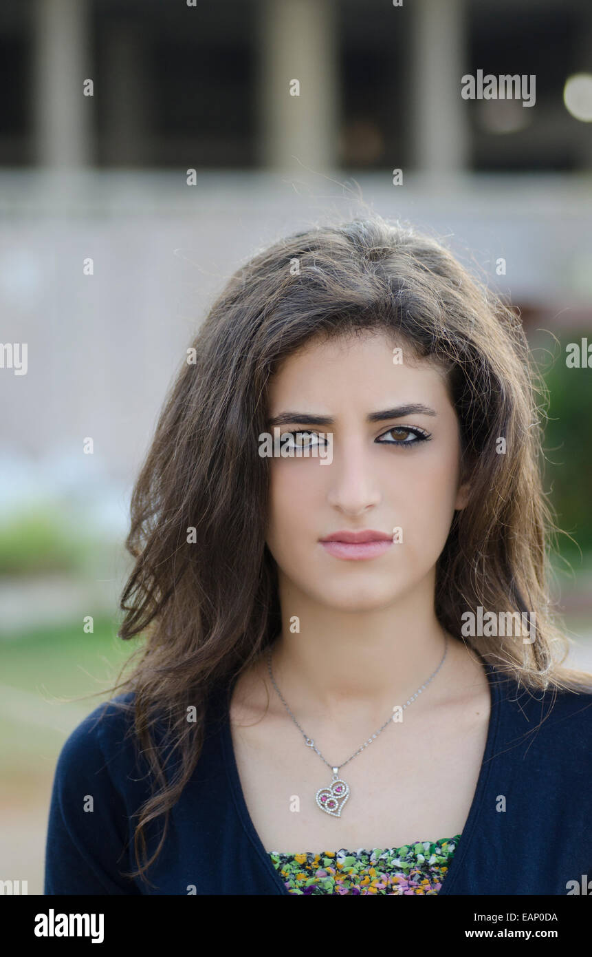 Portrait d'une jeune fille à l'extérieur du Moyen-Orient grave Banque D'Images