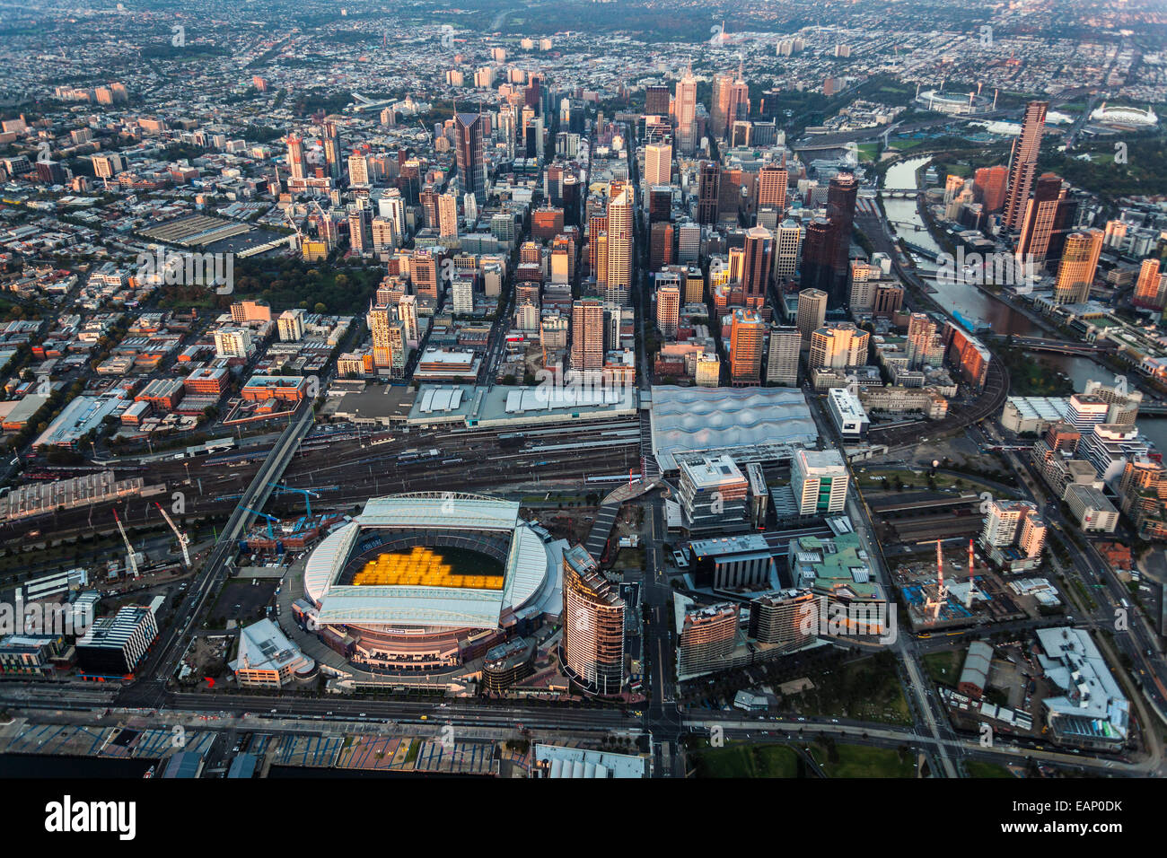 Vue aérienne de Melbourne prises au crépuscule. Banque D'Images
