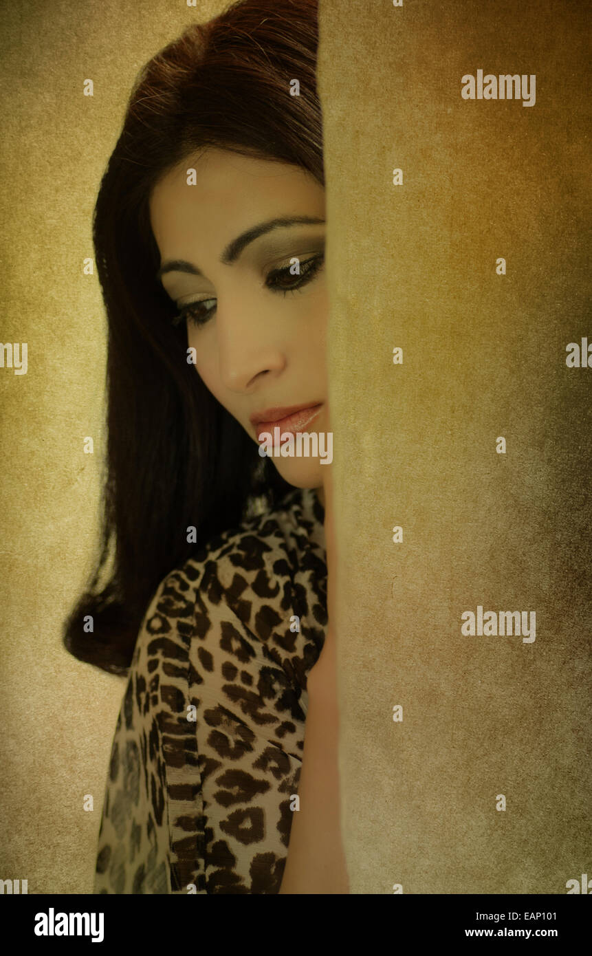 Asian Woman Hiding behind wall Banque D'Images