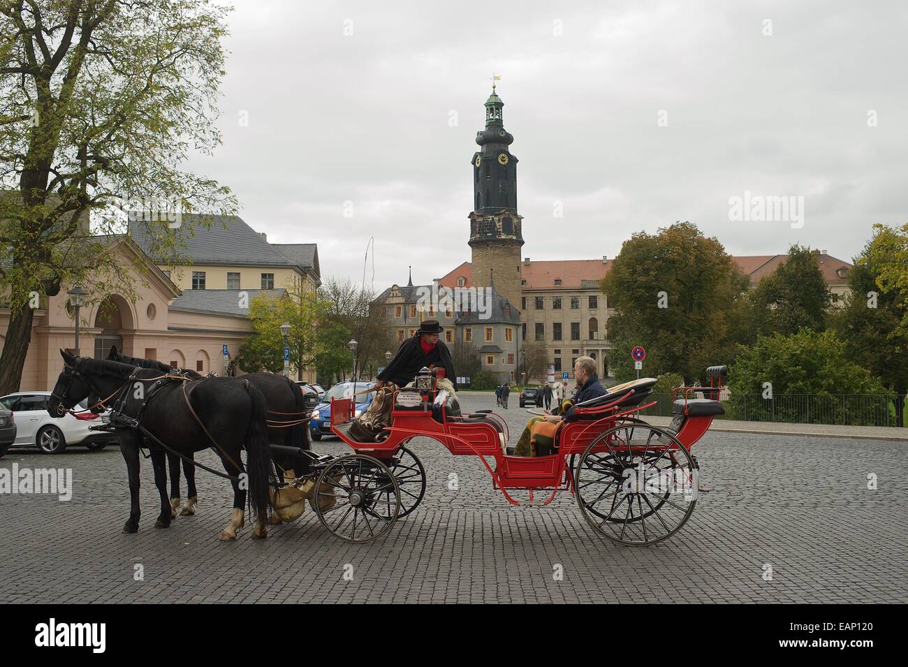 Chariot rouge pour les touristes en face du château de Weimar Banque D'Images