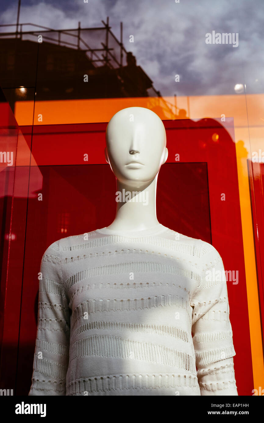 Mannequin in fashion store windows Sloane Street London England UK Banque D'Images