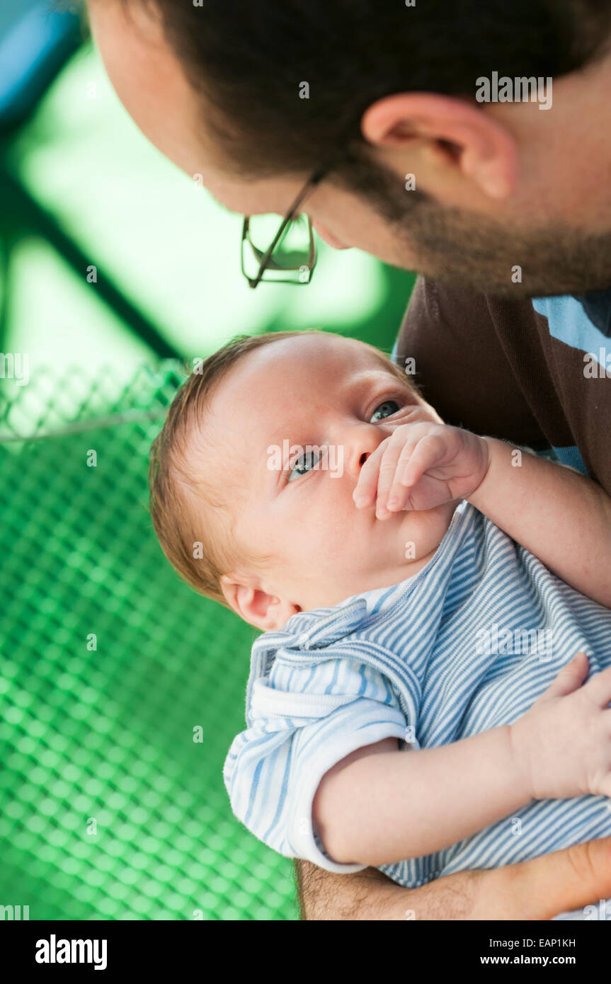 Père regardant son bébé nouveau-né garçon Banque D'Images