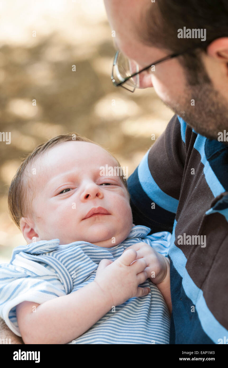 Père regardant son bébé nouveau-né garçon Banque D'Images