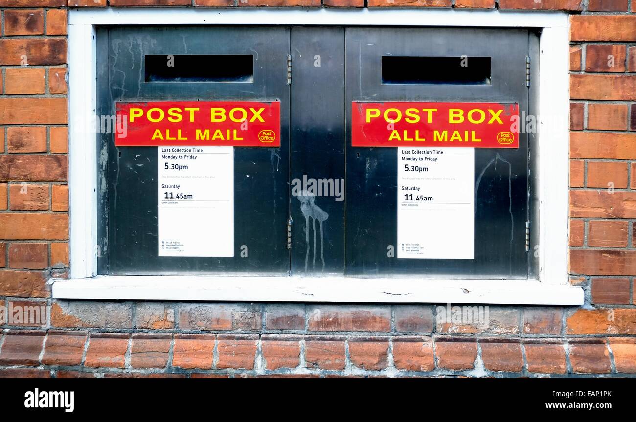 Royal Mail boîtes aux lettres à l'extérieur d'un bureau de poste britannique Banque D'Images