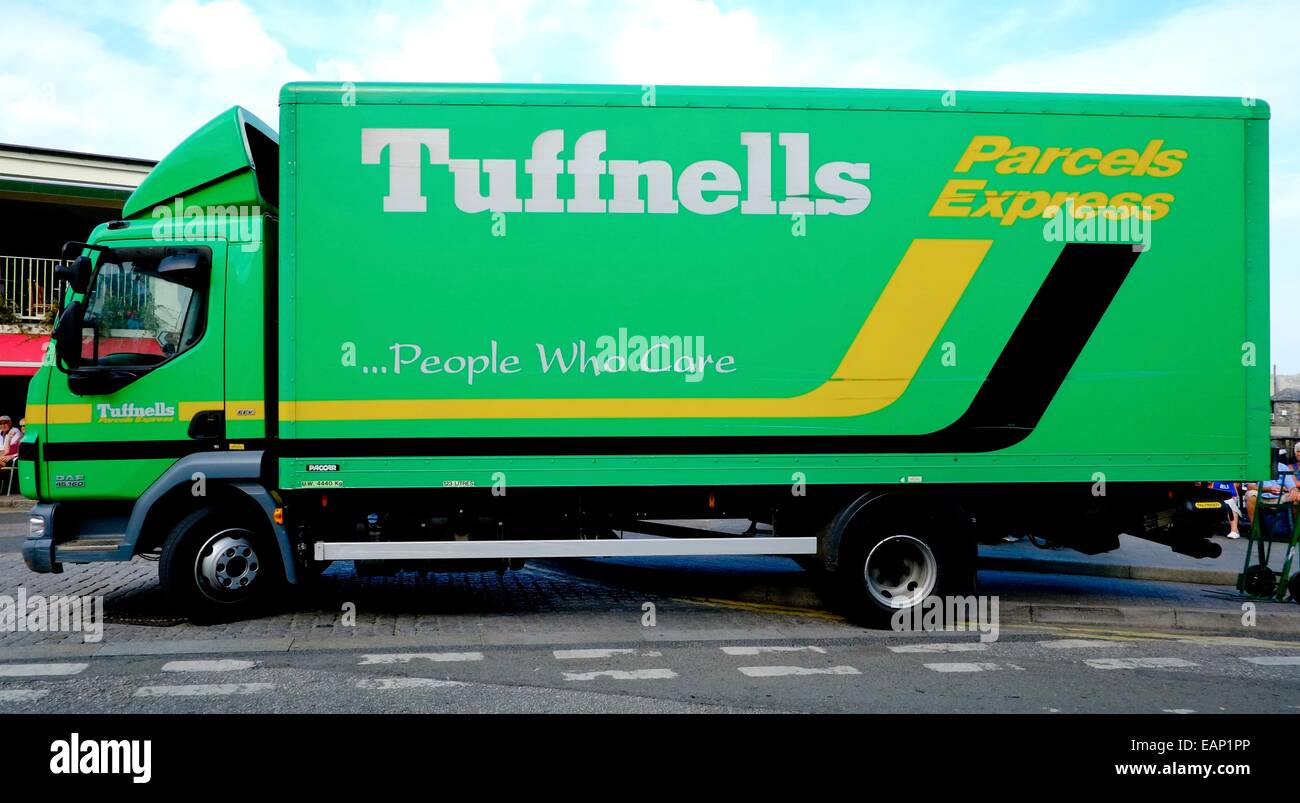 Un livre vert Tuffnells Parcels Express delivery van England uk Banque D'Images