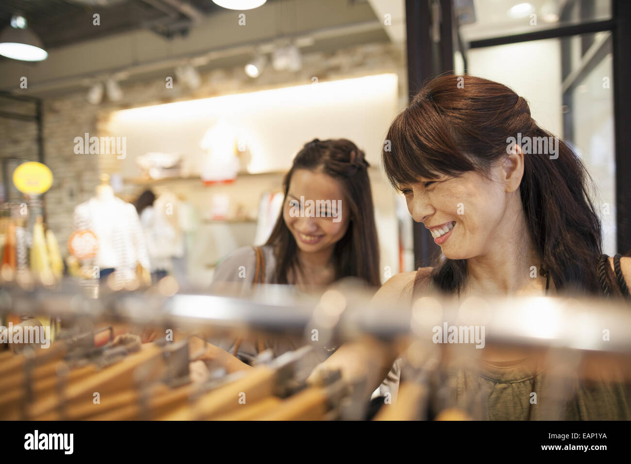 Mère et fille sur un voyage de shopping. Banque D'Images