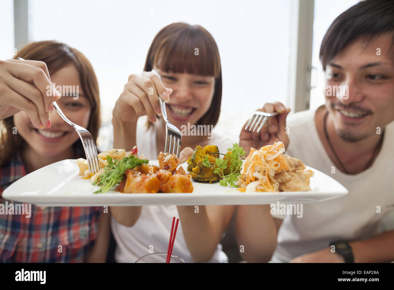 Groupe d'amis partageant un repas. Banque D'Images