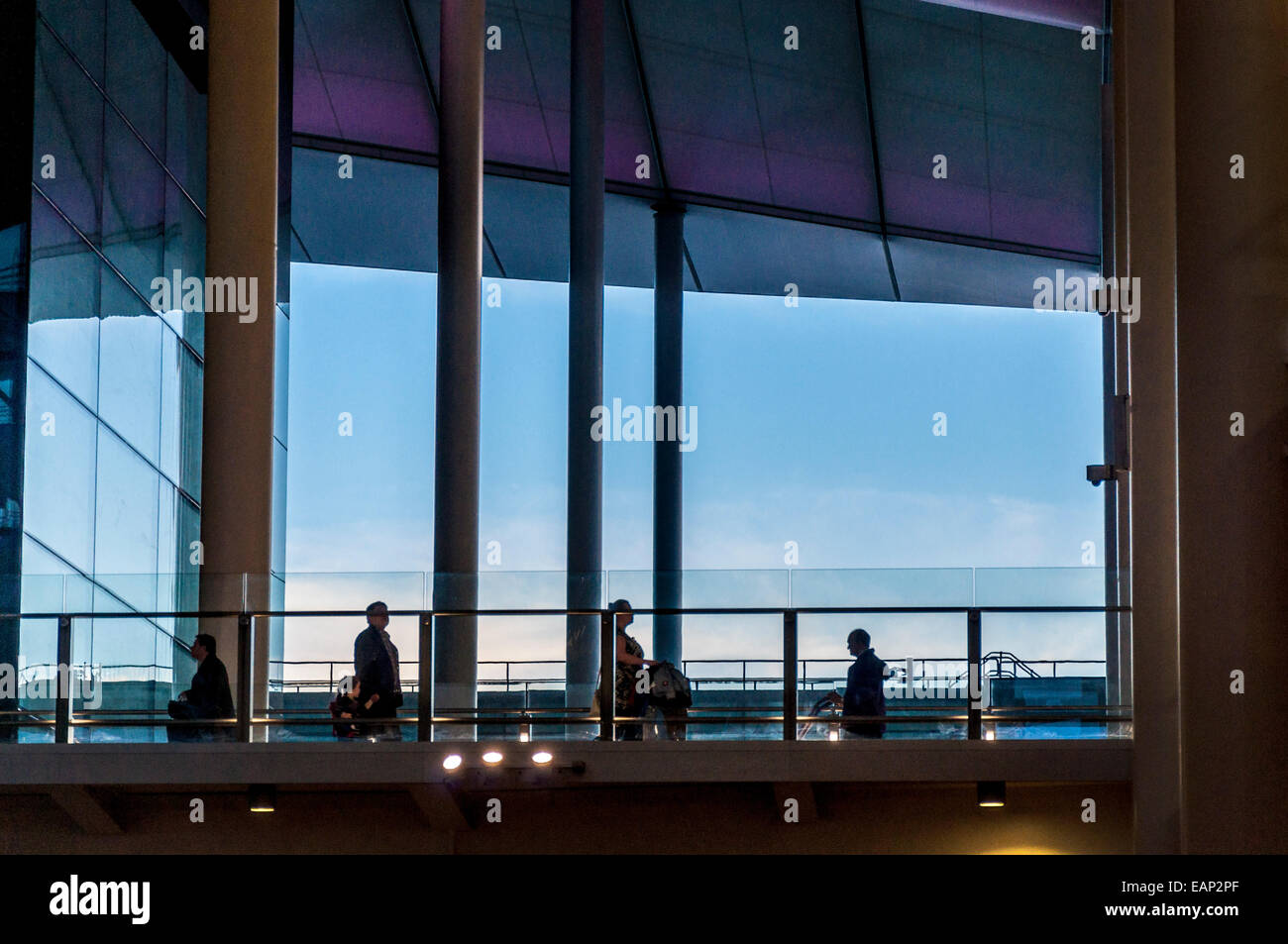 Deux terminaux passagers dans le passage libre au nouveau terminal à l'aéroport London Heathrow Banque D'Images