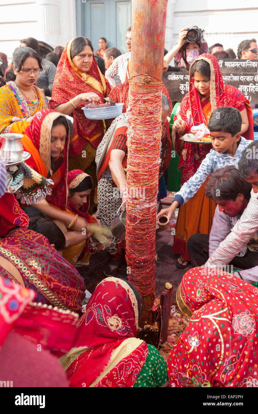 Les femmes s'appliquer une chaîne à la médersa chir pendant les célébrations du festival Holi, Katmandou, Népal Banque D'Images