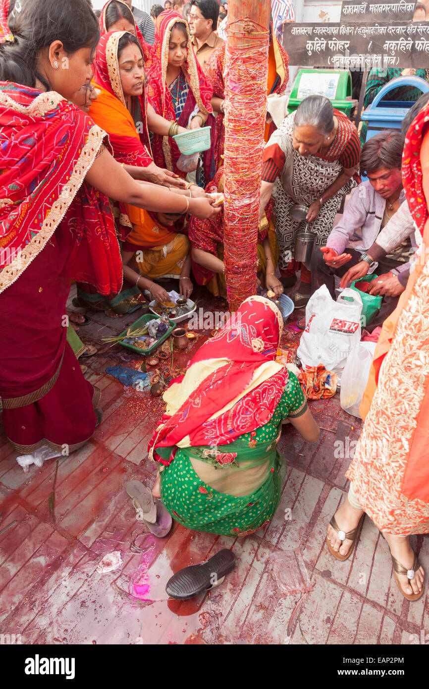 Les femmes s'appliquer une chaîne à la médersa chir pendant les célébrations du festival Holi, Katmandou, Népal Banque D'Images