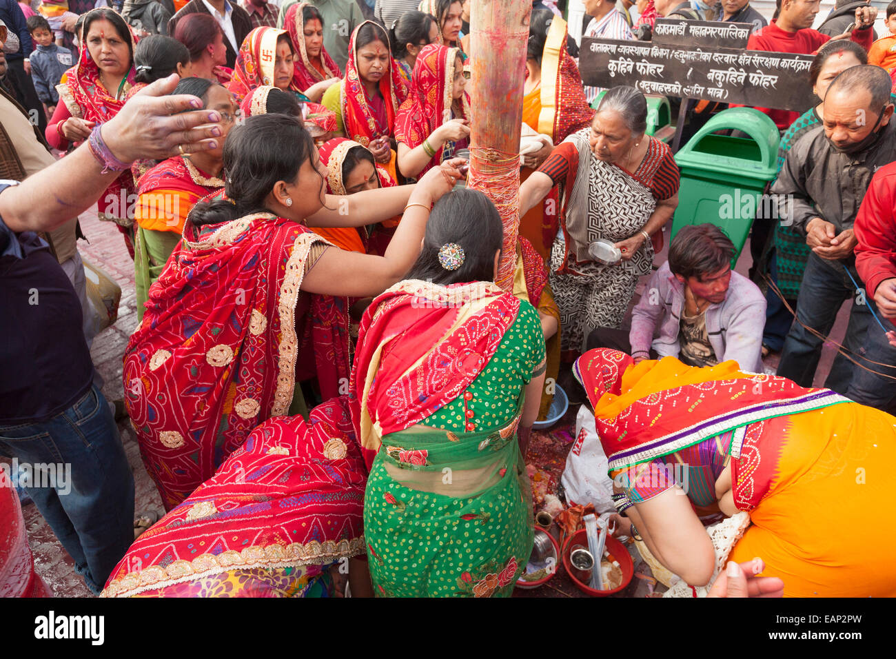 Les femmes s'appliquer une chaîne à la médersa chir pendant les célébrations du festival Holi, Katmandou, Népal Banque D'Images