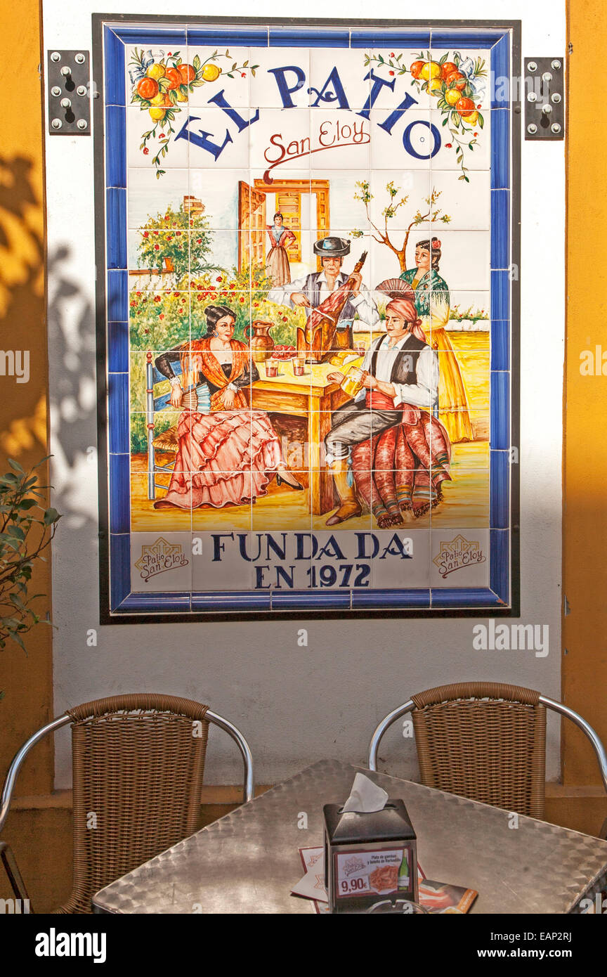 Les carreaux de céramique photo de musiciens folk traditionnel au restaurant El Patio, Triana, Séville, Espagne Banque D'Images