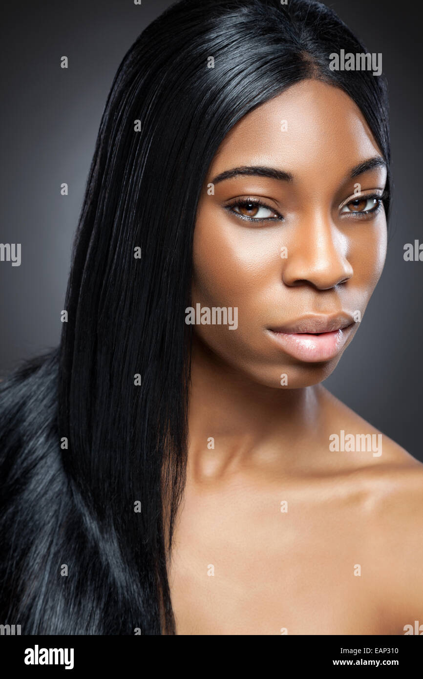 Belle femme noire avec de longs cheveux raides Banque D'Images